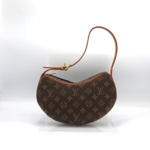 Framsida av Louis Vuitton Monogram Croissant PM