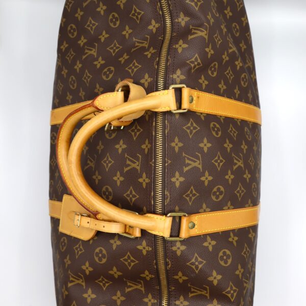 Ovansida av Louis Vuitton Monogram Keepall 55