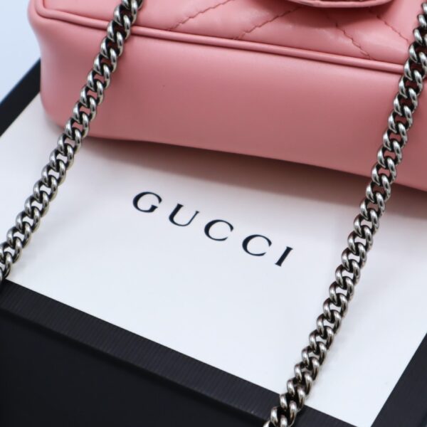 Översiktsbild av Gucci Marmont Super Mini Rosa