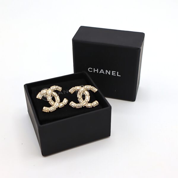 Översiktsbild på Chanel CC Guldörhängen Med Pärlor Och Stenar