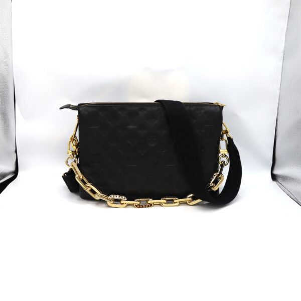 Framsida av Louis Vuitton Coussin MM