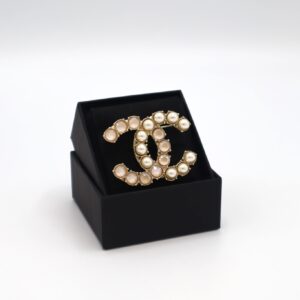 Bild på Chanel CC brosch