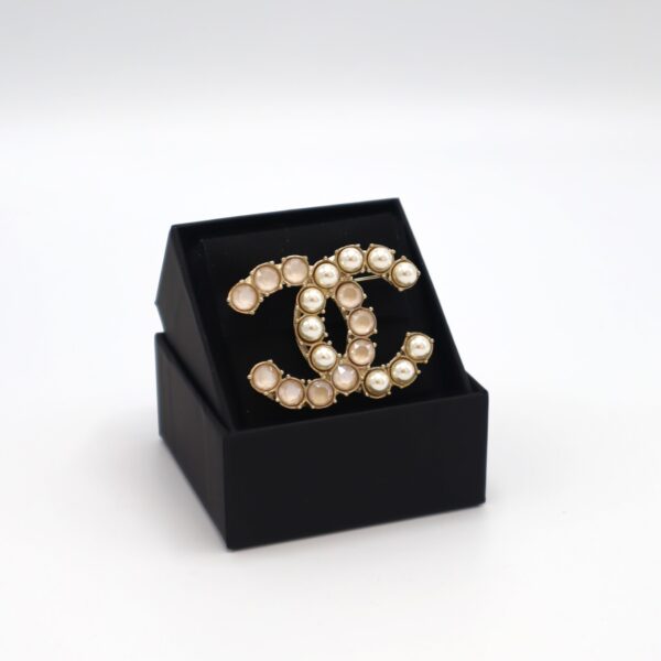 Bild på Chanel CC brosch